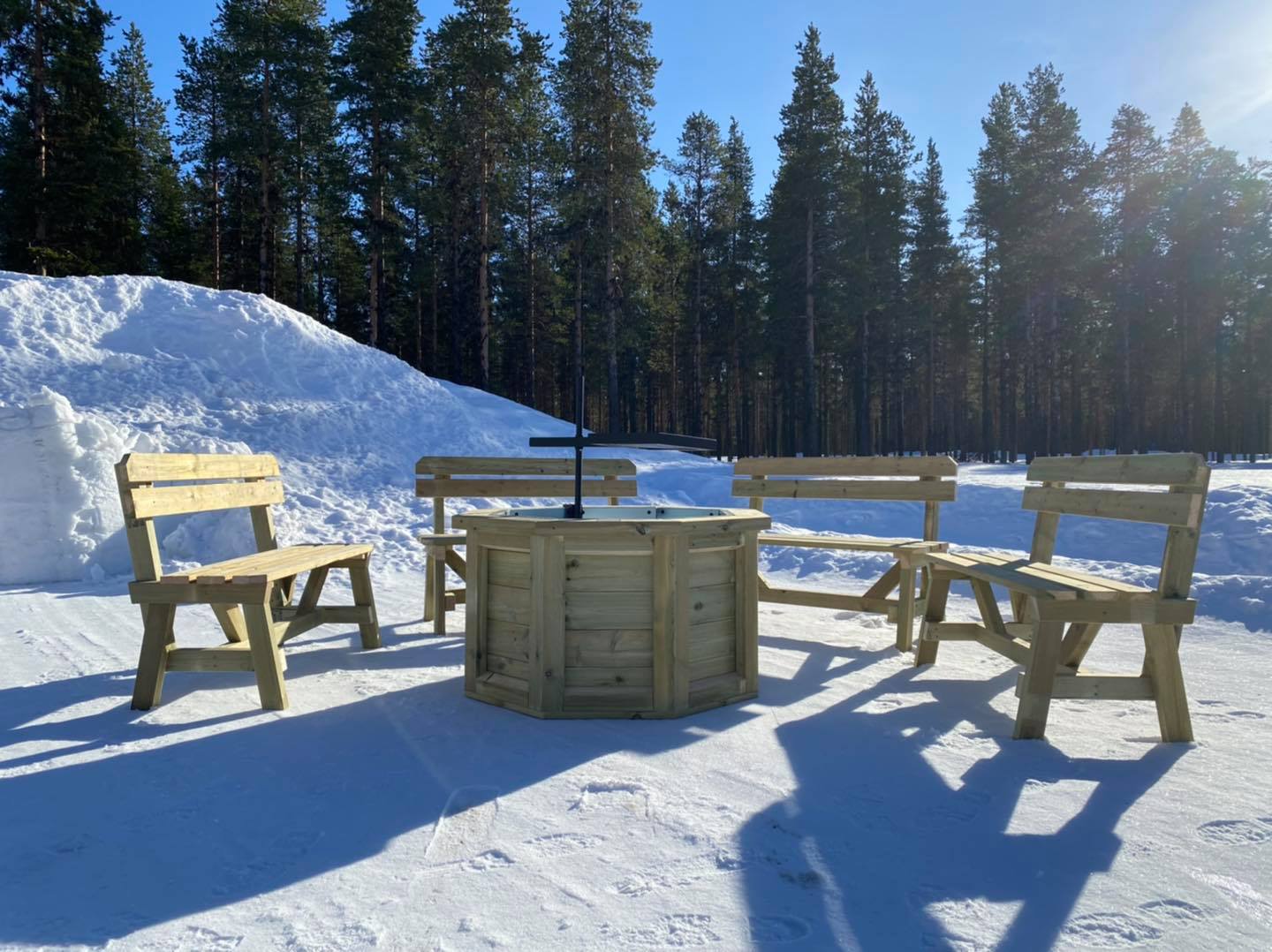 Grillplats Fjälldal med 4 bänkar komplett paket inkl stativkit, tryckimpregnerat