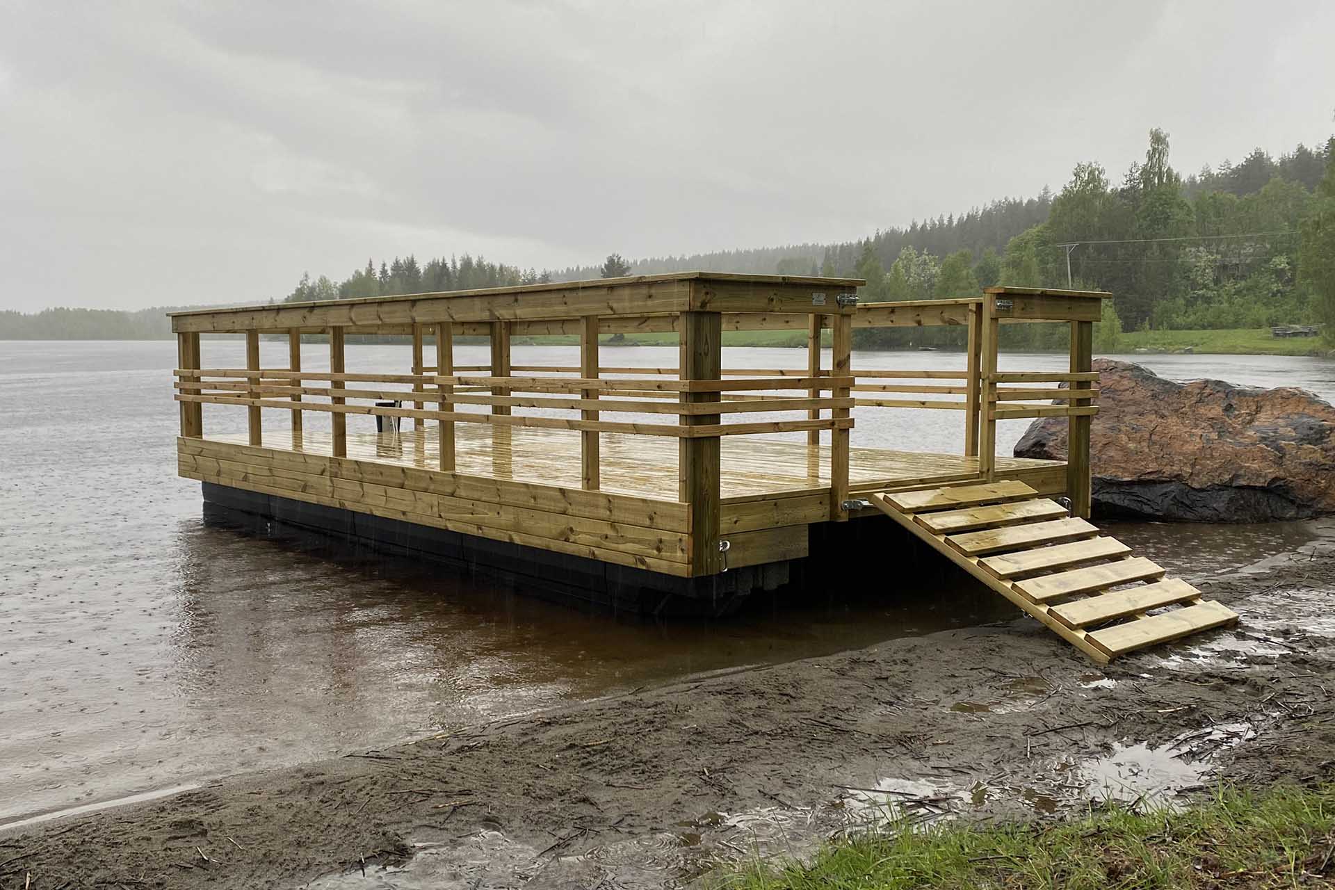 Flotte 5,5x2,95m med räcke och landgång